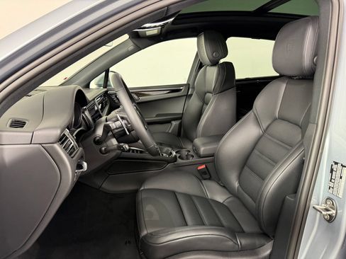 Certified 2026 Porsche Macan AWD/4WD image 5
