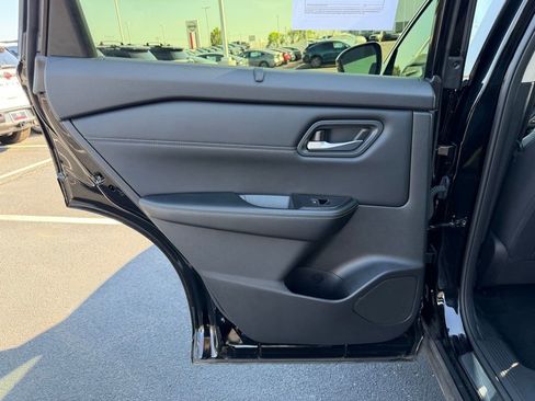 Used 2025 Nissan Rogue SL w/ Tech Package FWD image 18