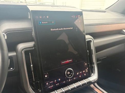 Used 2025 GMC Yukon Denali AWD/4WD image 10