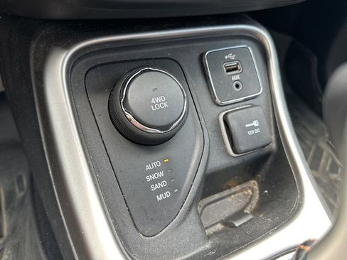 Used 2018 Jeep Compass Latitude w/ Cold Weather Group AWD/4WD image 27