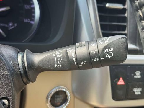 Used 2019 Toyota Highlander XLE AWD/4WD image 30