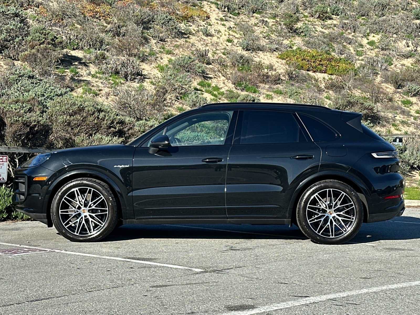 Certified 2025 Porsche Cayenne E-Hybrid AWD/4WD image 2