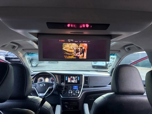 Used 2015 Toyota Sienna SE Premium image 41