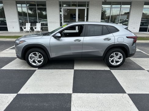 Used 2026 Chevrolet Trax LS w/ LS Convenience Package FWD image 1