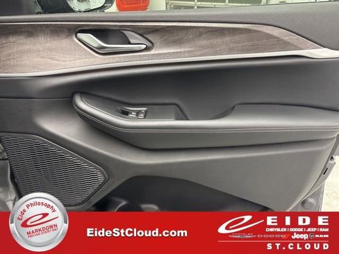 New 2025 Jeep Grand Cherokee Limited w/ Trailer Tow Package image 25