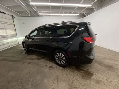 Used 2021 Chrysler Pacifica Touring-L FWD image 4