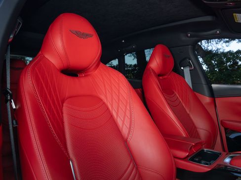 Used 2023 Aston Martin DBX image 16