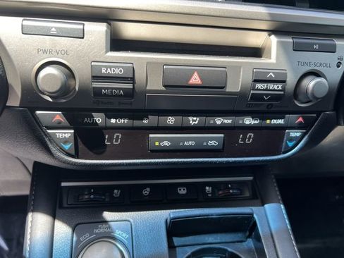 Used 2017 Lexus ES 300h w/ Luxury Package FWD image 17