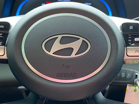 Certified 2025 Hyundai Elantra SE FWD image 17