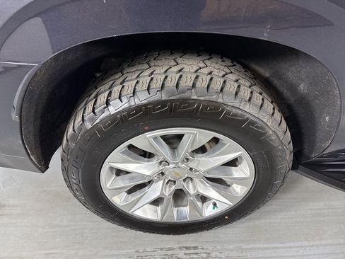 Used 2023 Chevrolet Suburban Premier image 10