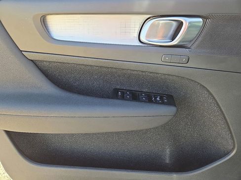 Used 2021 Volvo XC40 T5 Momentum w/ Advanced Package image 21