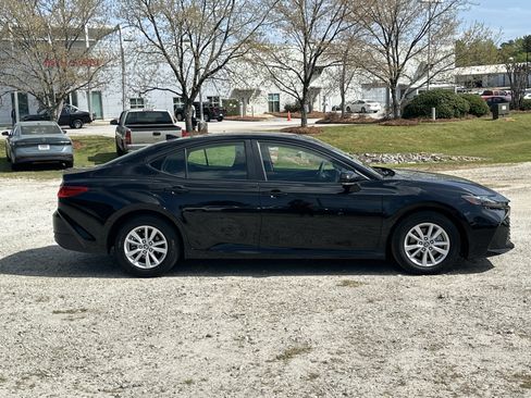 Used 2025 Toyota Camry LE image 4
