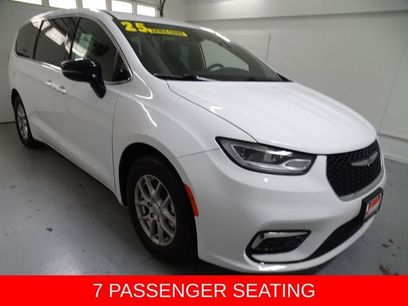 Used 2025 Chrysler Pacifica Select