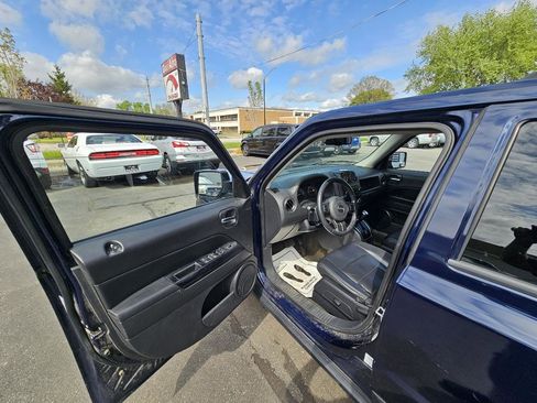 Used 2016 Jeep Patriot High Altitude AWD/4WD image 18