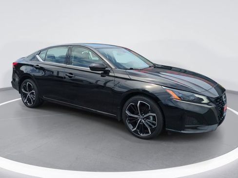 Used 2024 Nissan Altima 2.5 SR AWD/4WD image 2
