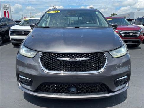 Used 2021 Chrysler Pacifica Touring-L FWD image 9