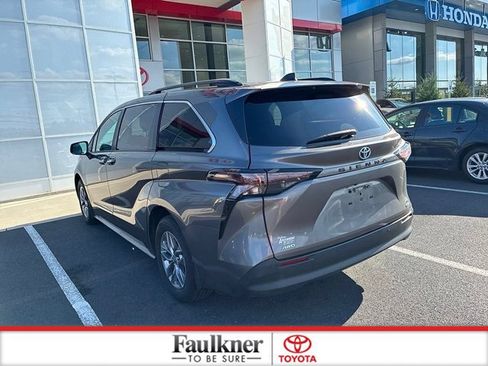 Used 2024 Toyota Sienna XLE AWD/4WD image 11