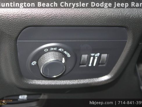 Used 2025 Jeep Grand Cherokee L Altitude image 12