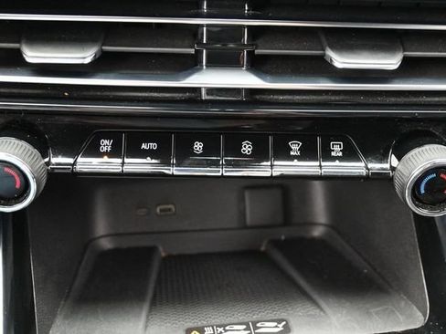 Used 2025 Chevrolet Traverse LT FWD image 25