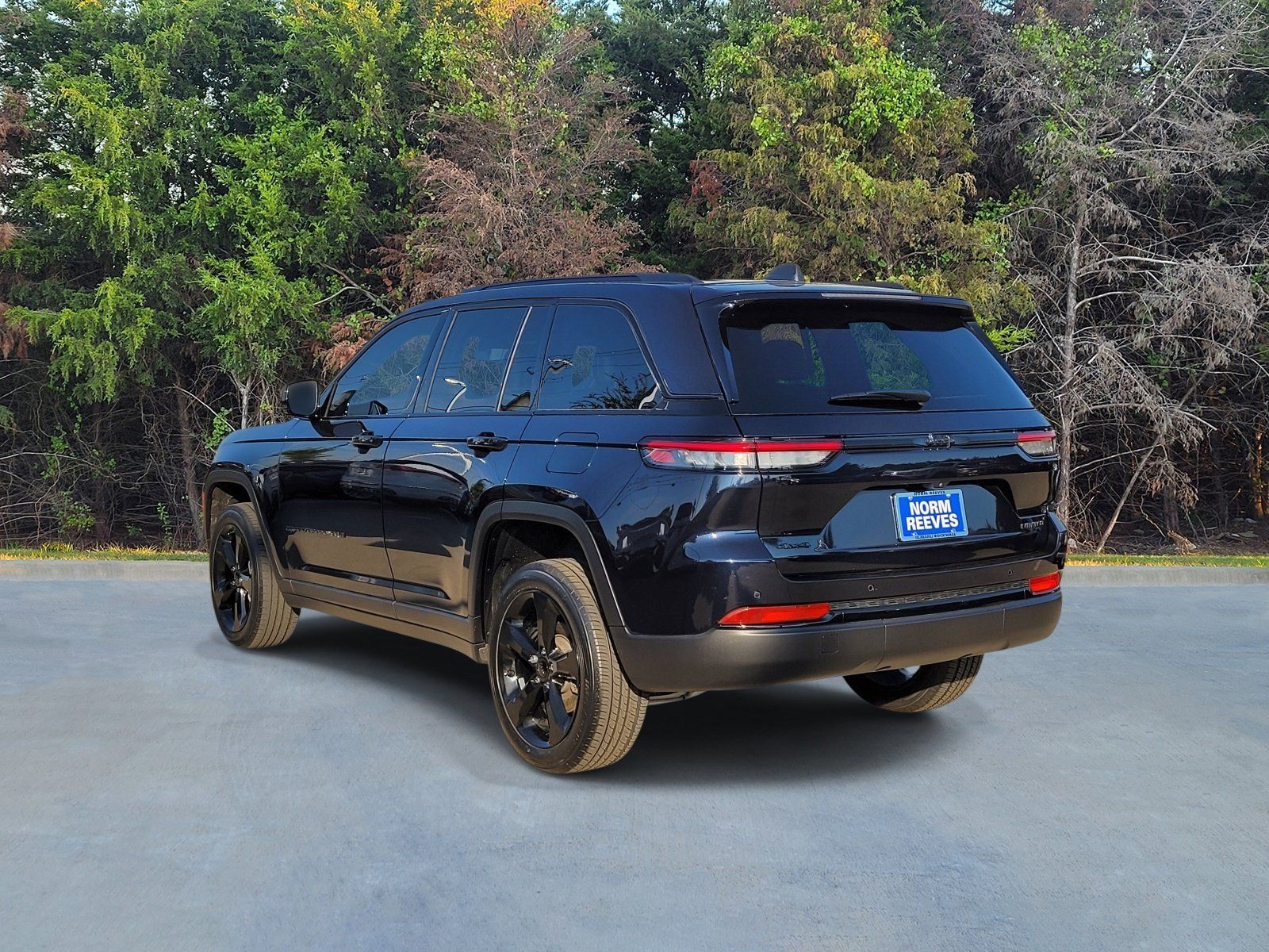 Used 2024 Jeep Grand Cherokee Limited w/ Black Appearance Package AWD/4WD image 21