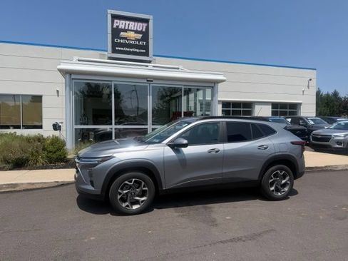 Used 2025 Chevrolet Trax LT w/ Driver Confidence Package FWD image 2