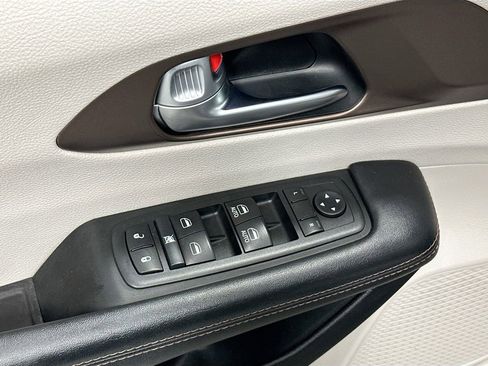 Used 2017 Chrysler Pacifica Touring-L FWD image 18