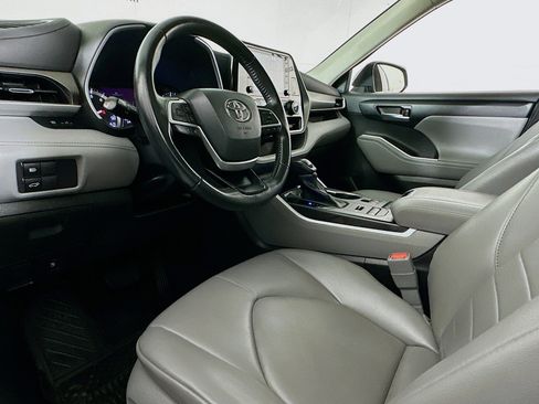 Used 2022 Toyota Highlander XLE AWD/4WD image 7