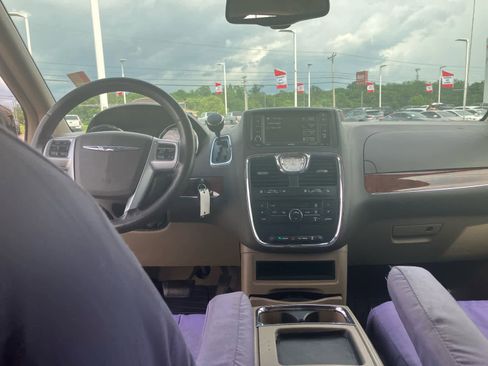 Used 2013 Chrysler Town & Country Touring FWD image 27
