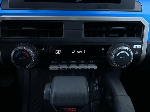 Used 2025 Toyota Tacoma TRD Off-Road image 26