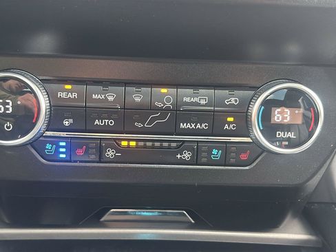 Used 2019 Ford Expedition XLT w/ Equipment Group 202A AWD/4WD image 26