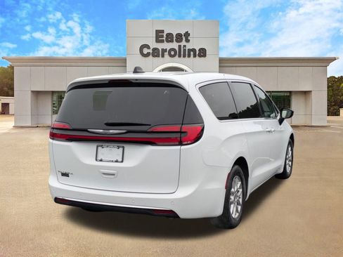 Certified 2024 Chrysler Pacifica Touring-L image 4