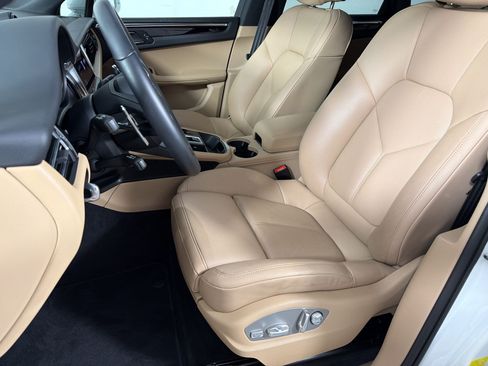 Certified 2026 Porsche Macan AWD/4WD image 5