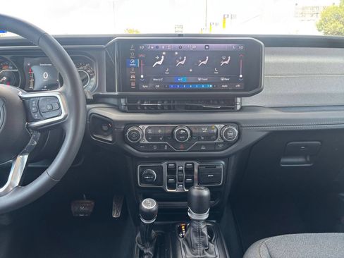 Used 2025 Jeep Wrangler Unlimited Sahara AWD/4WD image 17