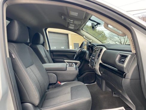 Used 2019 Nissan Titan SV w/ SV Convenience Package image 23