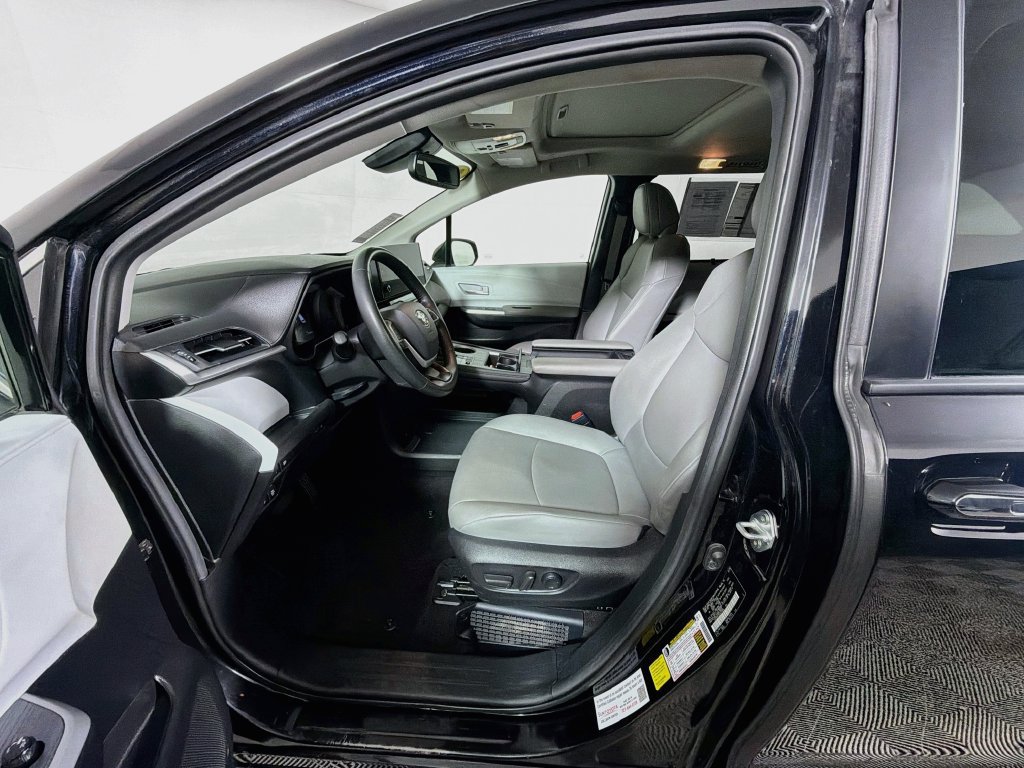 Used 2025 Toyota Sienna XLE FWD image 12