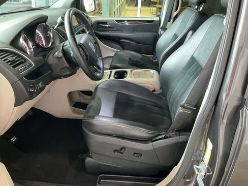 Used 2016 Dodge Grand Caravan SXT FWD image 3