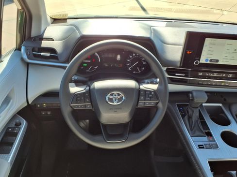 Certified 2025 Toyota Sienna LE image 15