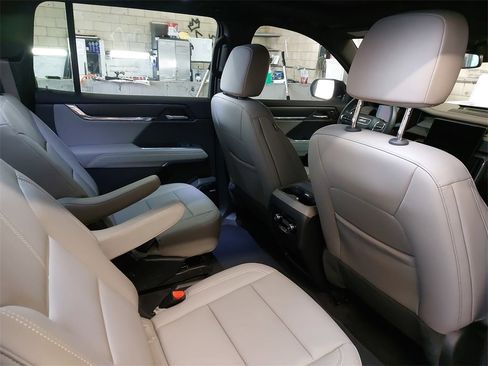 Used 2024 GMC Acadia Elevation image 33