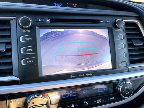 Used 2019 Toyota Highlander XLE image 21