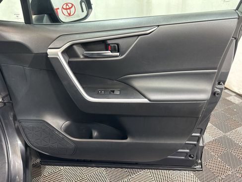 Used 2020 Toyota RAV4 XLE Premium image 9
