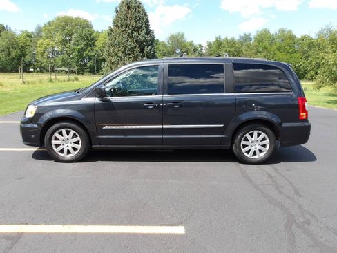 Used 2013 Chrysler Town & Country Touring FWD image 2