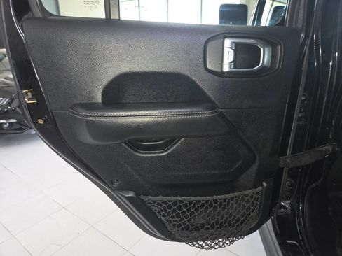 Used 2018 Jeep Wrangler Unlimited Sahara AWD/4WD image 23