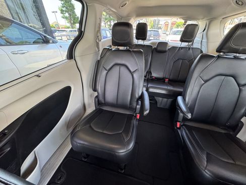 Used 2024 Chrysler Pacifica Touring-L FWD image 42