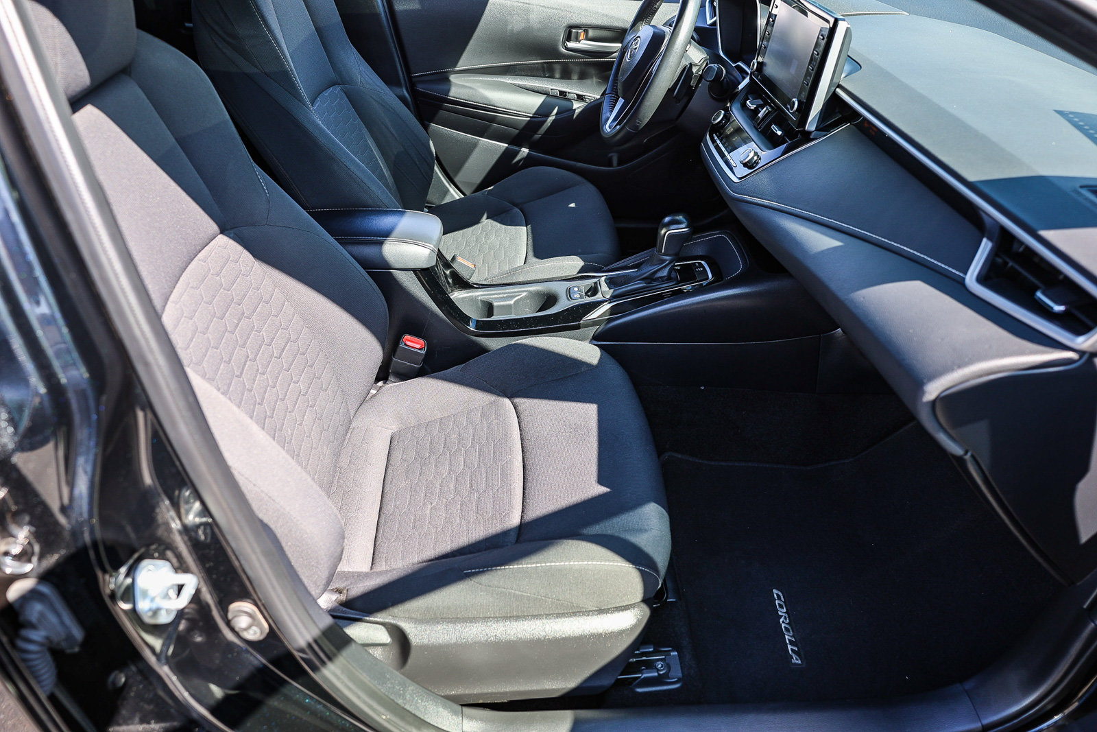 Used 2022 Toyota Corolla SE w/ Carpet Mat Package (TMS) FWD image 7