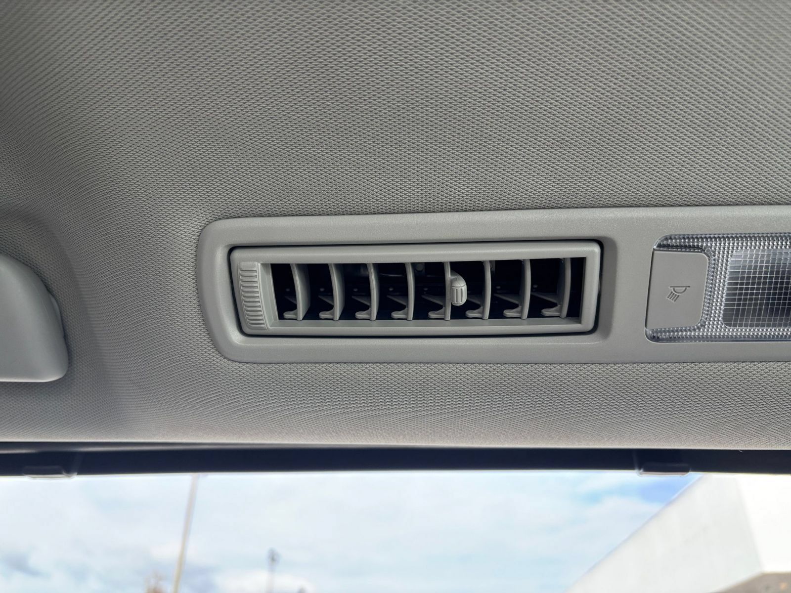 Used 2025 Toyota Sienna XLE FWD image 24