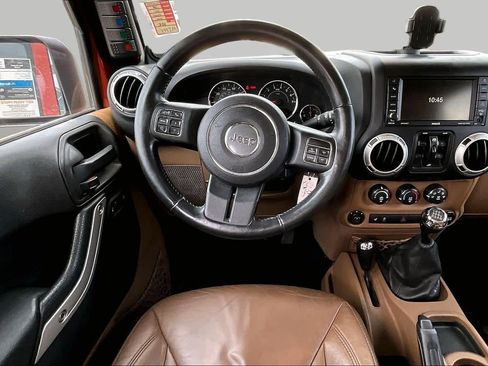 Used 2014 Jeep Wrangler Unlimited Sahara w/ Connectivity Group AWD/4WD image 5