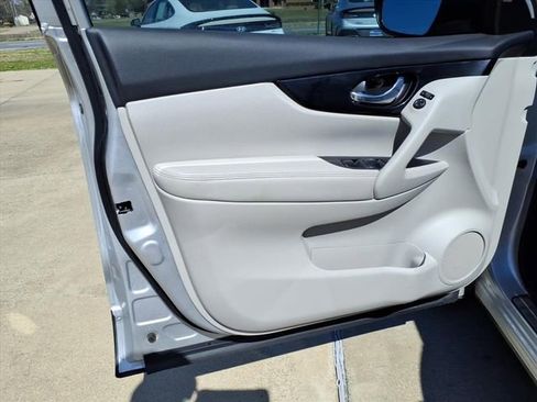 Used 2020 Nissan Rogue Sport SV image 21