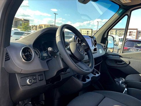 Used 2025 Mercedes-Benz Sprinter 2500 image 9