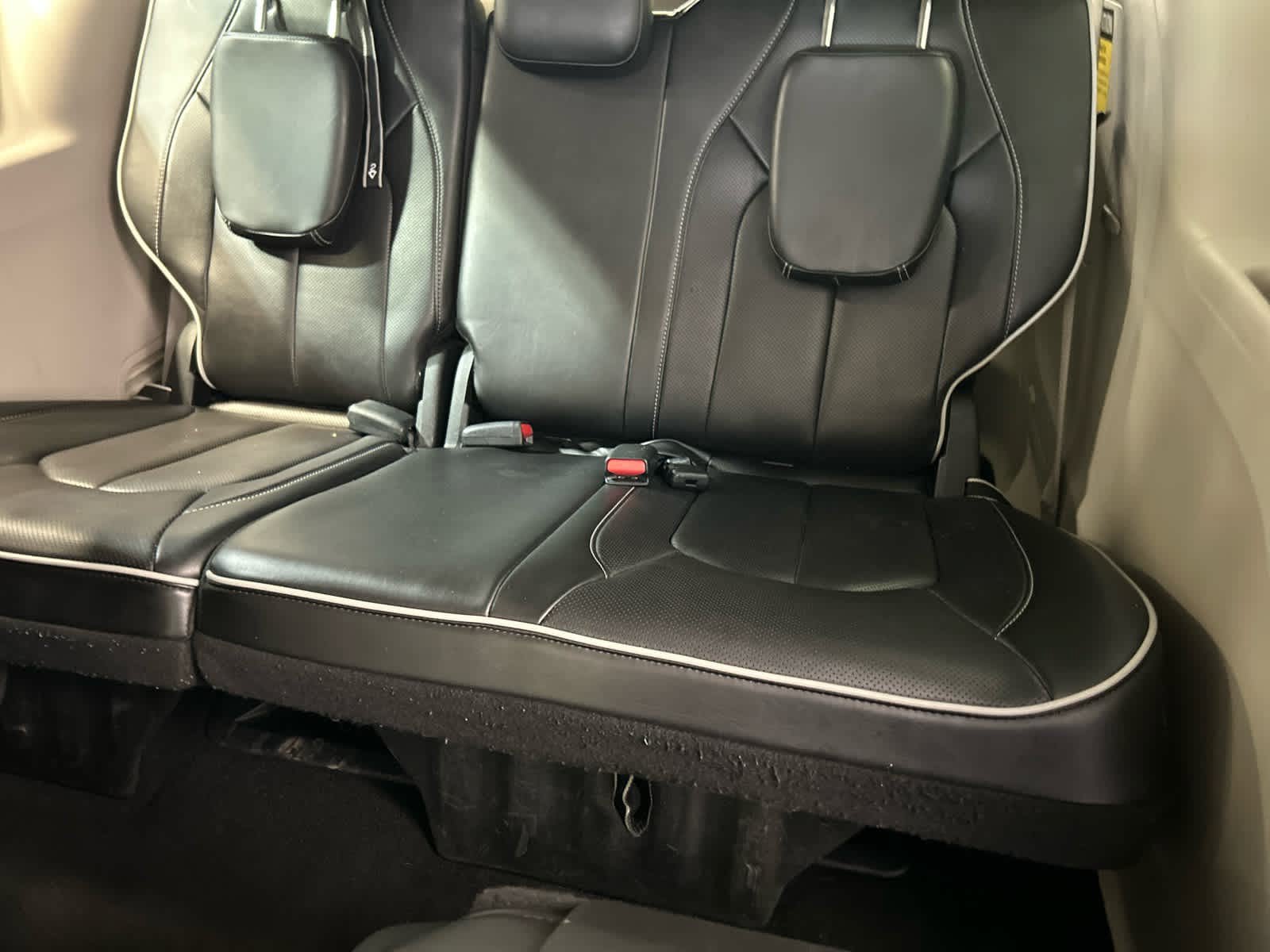 Used 2023 Chrysler Pacifica Limited FWD image 6