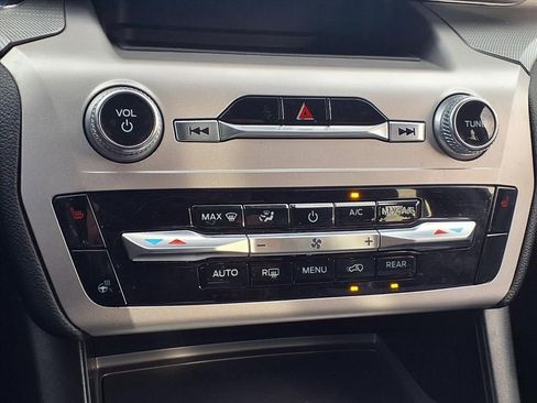 Used 2022 Ford Explorer XLT w/ Equipment Group 202A image 6